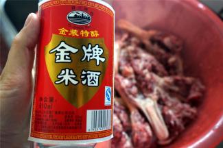 然后再撒上适量米酒，姜汁去腥。