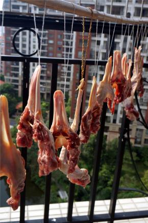 晾放在通风又晒到阳光的地方，天气好的情况下，晒3天就行了。