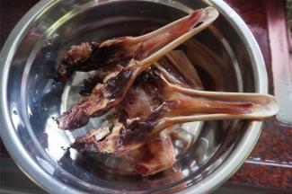 吃的时候，将腊鸭头再切成小块。