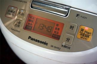 煮饭时，烧开水后即可放进饭煲里，随饭一起蒸。