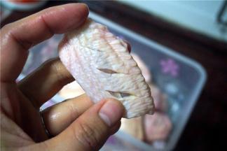 用刀在鸡翅的正反面各划3刀。