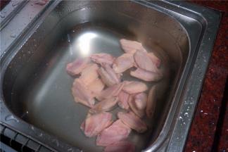 鸡翅用水冲洗干净后，沥干水备用。