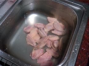 鸡翅用水冲洗干净后，沥干水备用。