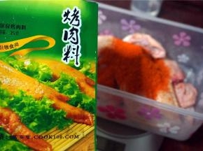 677克鸡翅，加入48克烤肉料和48克清水调味。