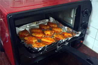 烤箱上下火，210度预热2分钟后，将鸡翅放到中层，烤30分钟，期间每10分钟取出翻转一次。