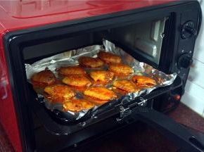 烤箱上下火，210度预热2分钟后，将鸡翅放到中层，烤30分钟，期间每10分钟取出翻转一次。