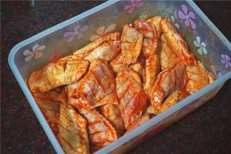 用筷子搅拌均匀后，盖上保鲜盒，放冰箱冷藏一个晚上，第二天烤。