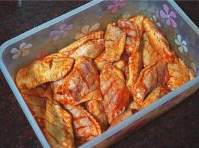 用筷子搅拌均匀后，盖上保鲜盒，放冰箱冷藏一个晚上，第二天烤。