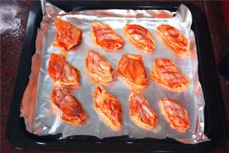 烤盘铺上锡纸，摆上鸡翅。