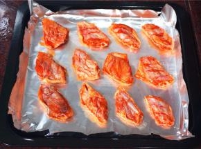 烤盘铺上锡纸，摆上鸡翅。