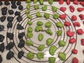 5.	面团取出轻压排气，一个颜色平均分成32小份，分别搓圆