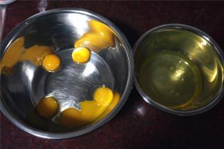 将蛋白和蛋黄分离。