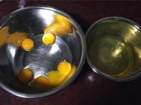 将蛋白和蛋黄分离。