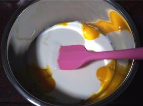 蛋黄加入250克自制酸奶，充分搅拌均匀。