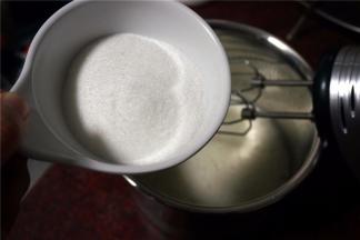 加入细砂糖，将蛋白打发。