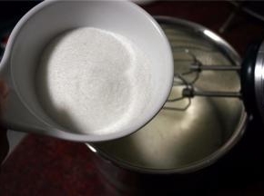 加入细砂糖，将蛋白打发。