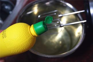 蛋白加入4滴柠檬汁（反正买了，就加入试试吧）。