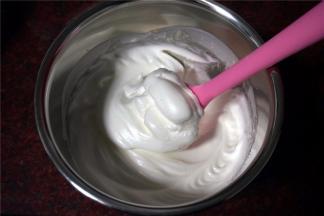 打发至硬性发泡。