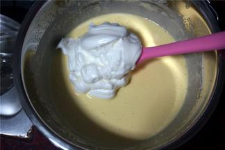 拌糊的时候开始预热烤箱160度10分钟。用刮刀先将1/3蛋白霜加入蛋黄糊中切拌匀，然后将蛋黄糊倒入剩下的蛋白霜中，切拌均匀，不要画圈（会消泡的）。