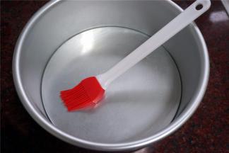 模具轻薄刷上一层色拉油。（为了容易脱模）