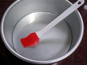 模具轻薄刷上一层色拉油。（为了容易脱模）