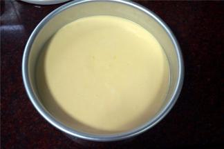 拌好的面糊倒入模具中，轻震几下震出大的气泡。