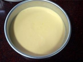 拌好的面糊倒入模具中，轻震几下震出大的气泡。