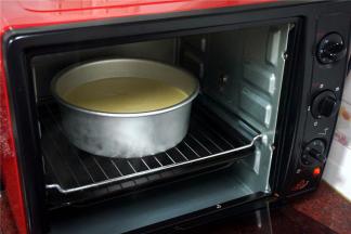 （水浴法）160度，上下火，烤架放倒数第二层，烤盘装80度的热水放最底层，烤65分钟左右。