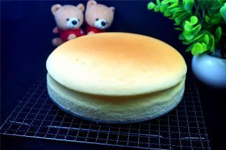 出炉，蛋糕放冷却架上冷却。