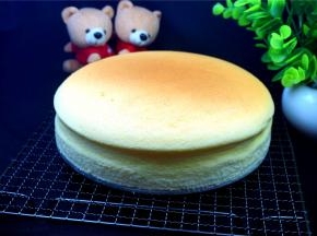 出炉，蛋糕放冷却架上冷却。