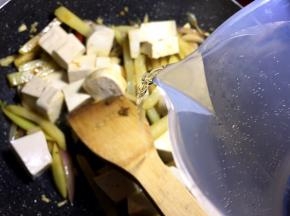 加入适量的水煮8分熟大火水少一点