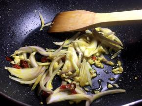 将洋葱去皮洗净切段放入锅中