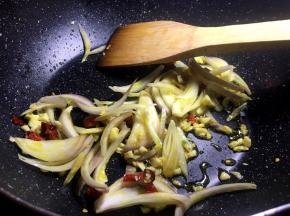 将洋葱去皮洗净切段放入锅中