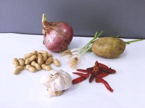 将大蒜洋葱土豆生姜红尖椒花生香葱准备好