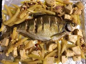 将杂蔬放入烤盘内鱼的周围