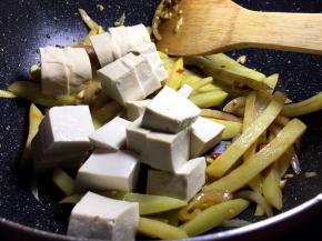 将豆腐洗净泡水捞出后切小块放入锅中