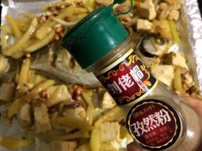 加入炒好的花生米，和适量孜然粉辣椒粉调味