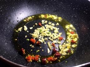 将红尖椒大蒜放入锅中爆香