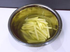 将土豆去皮洗净切段泡水