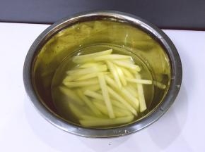 将土豆去皮洗净切段泡水