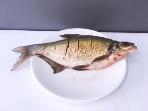 将鱼去鳞鱼肚子划开，将里面的内脏去掉洗干净后划几刀