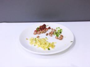 将大蒜掰为小瓣后去皮切丁花生去壳红尖椒洗净后切成段，香葱洗净后切碎