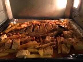 在锅里调制一点辣一点的油汤淋烤盘上