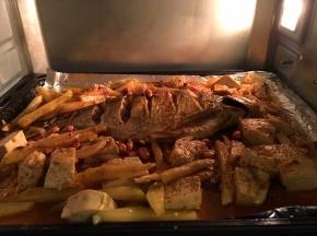 在锅里调制一点辣一点的油汤淋烤盘上