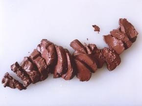 将猪血洗干净后切小块