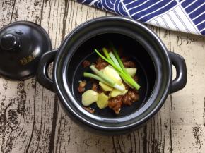 将香葱段放入煲中