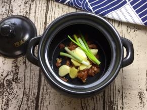 将香葱段放入煲中