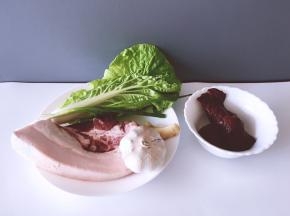 将猪肉大蒜生姜大白菜猪血香葱准备好