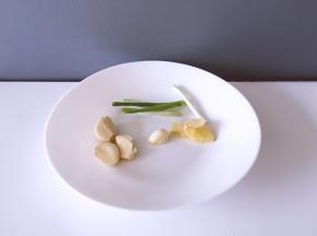 将生姜去皮洗净后切薄片，大蒜剥皮拍碎 香葱切段