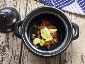 将生姜片，大蒜放入煲中